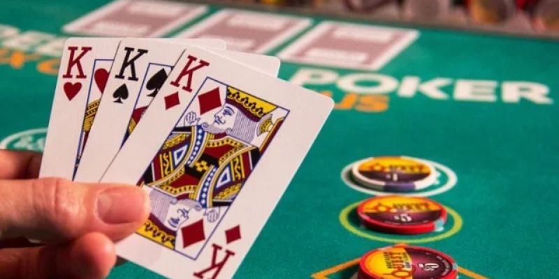 Xếp bài cũng được xem là một cách chia ba cây bịp